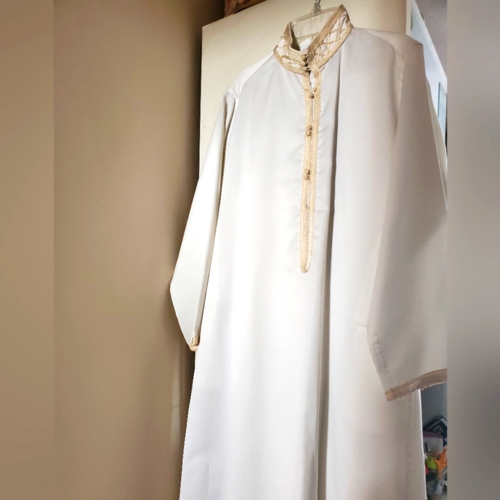 Authentic, full-length dishdash from Bahrain